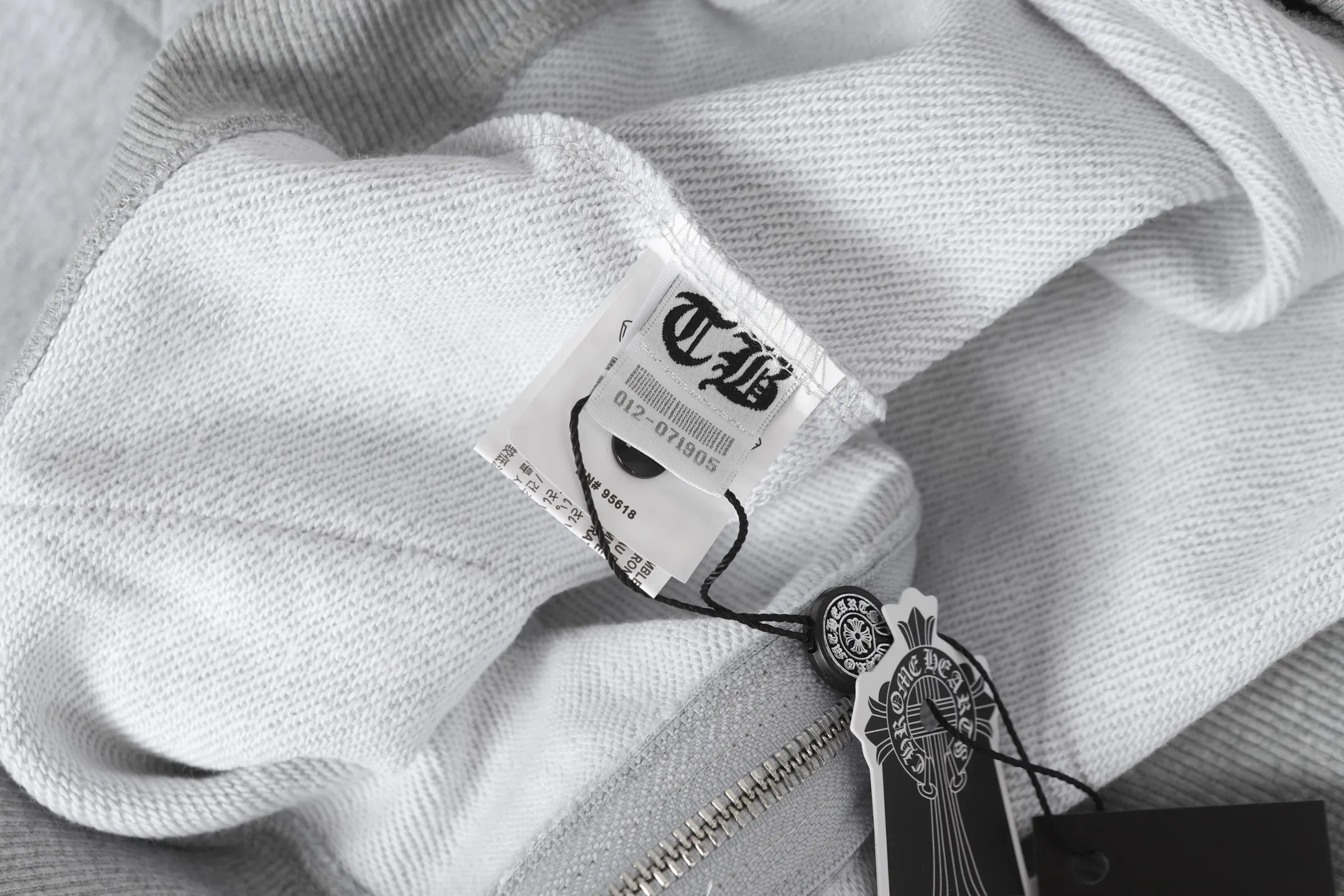 P260 -Chrome Hearts/Chrome Hearts Big Sword🗡️Print zipper sweatshirt cardigan jacket -High weight, high density and high quality. The wool is soft and delicate, soft and silky to the touch. Excellent warmth and skin-friendly properties.